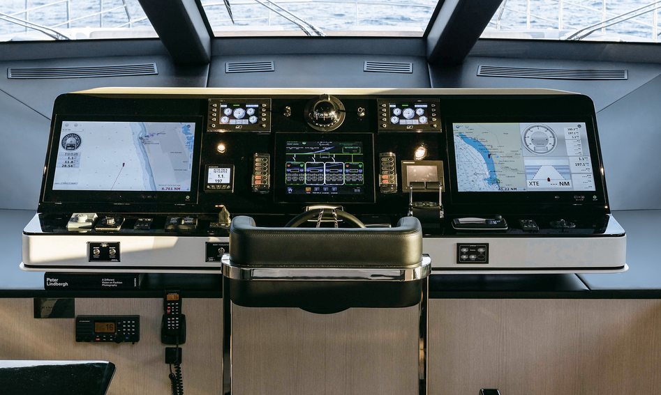 Azimut Grande 35 Metri, Helm Station