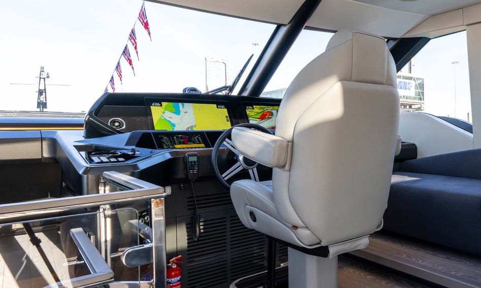 Sunseeker Ocean 156, Helm Station