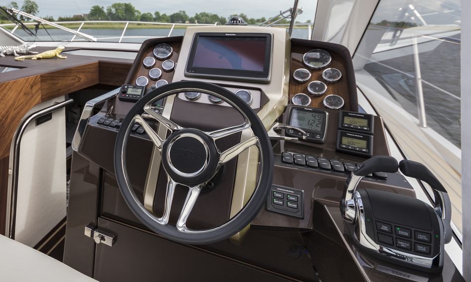 Galeon 485 HTS, Helm Station