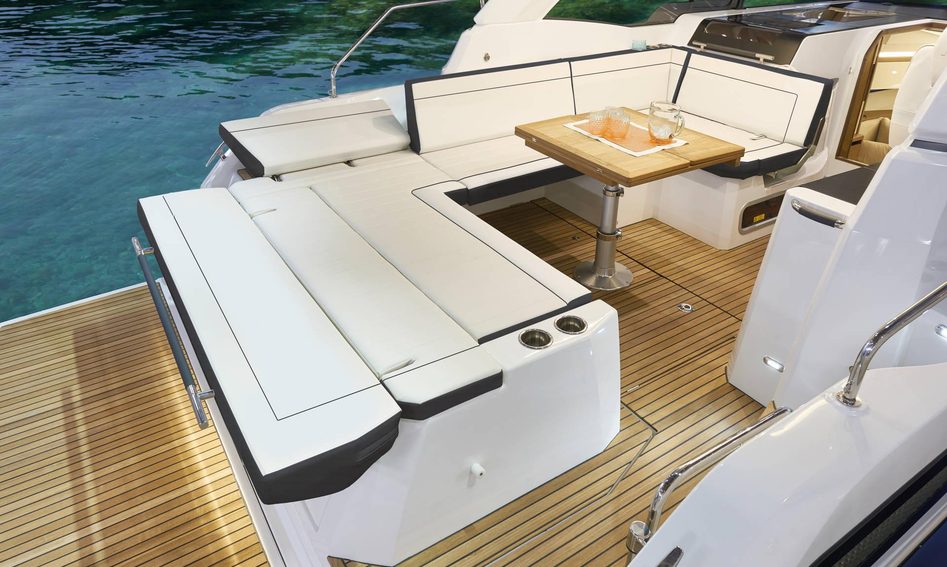 Jeanneau Leader 33 Mk1, Deck Area