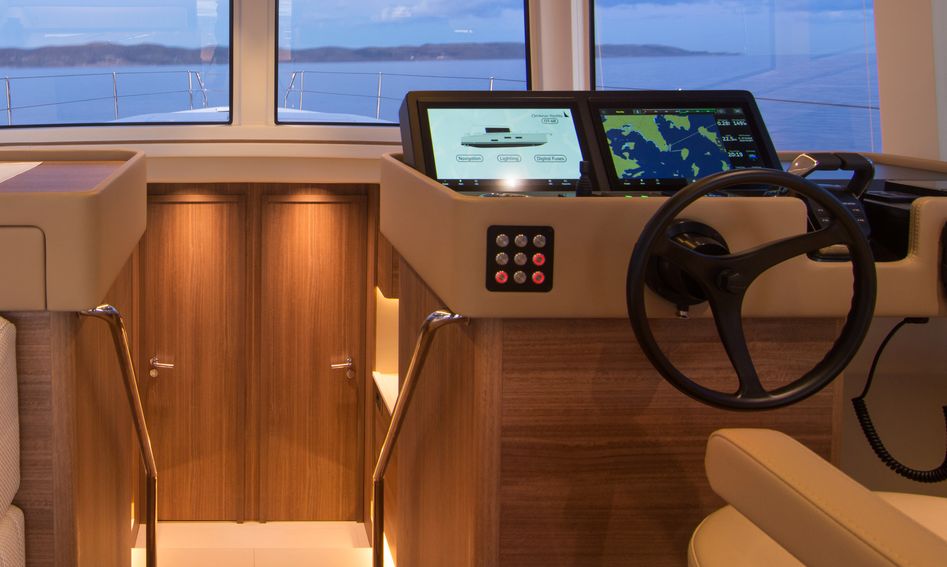 Omikron Yachts OT-60 , Helm Station