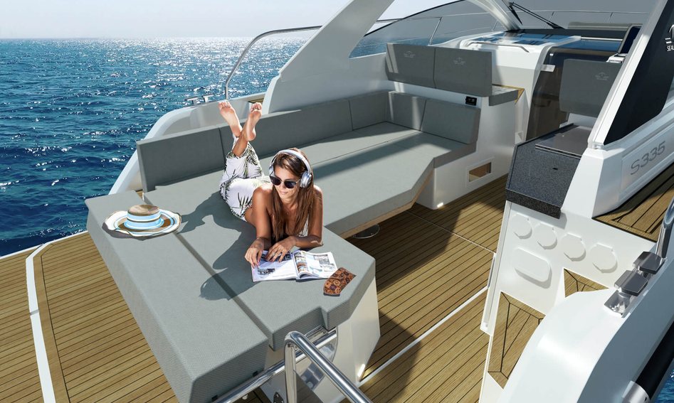 Sealine S335, Deck Area