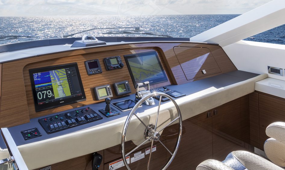 Hatteras M75 Panacera, Helm Station