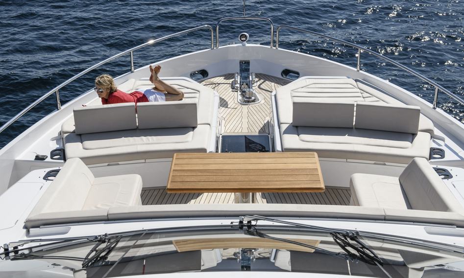 Sunseeker 76 Yacht, Deck Area