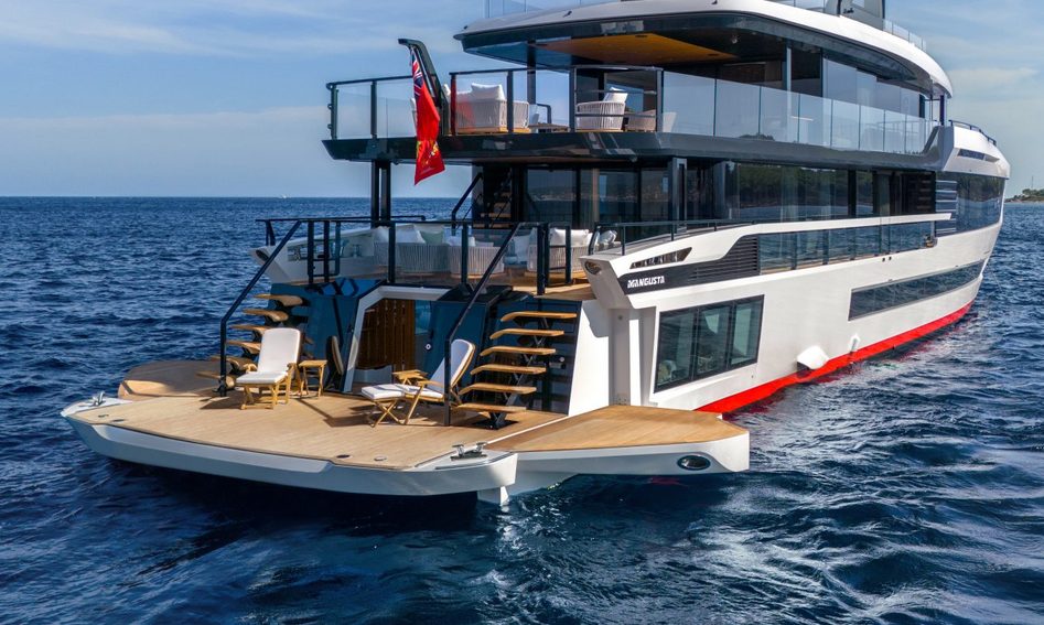 Mangusta Oceano 39, Beach Club