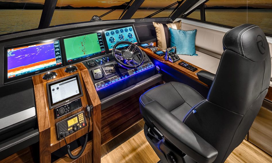 Riviera 68 Sports Motor Yacht Gen 1, Helm Station