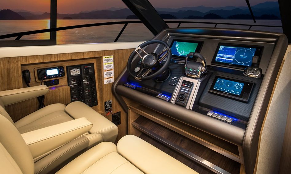 Riviera 445 SUV, Helm Station