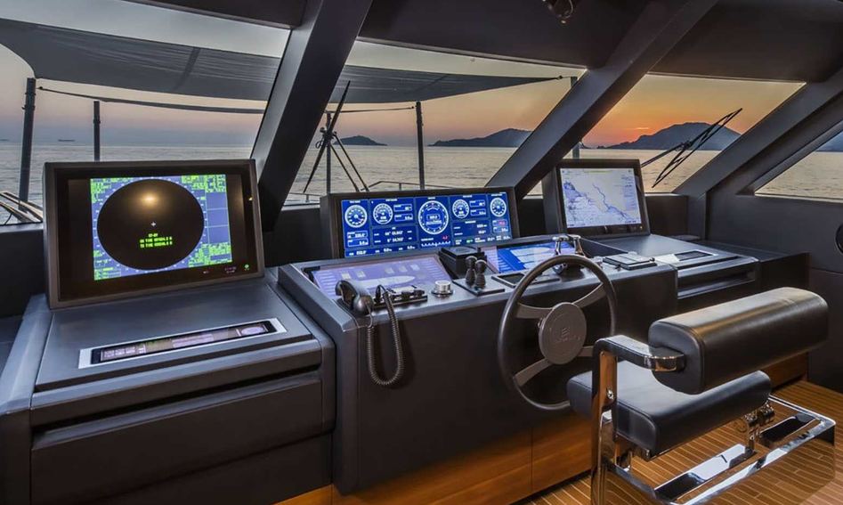 Custom Line Navetta 33 Mk2, Helm Station