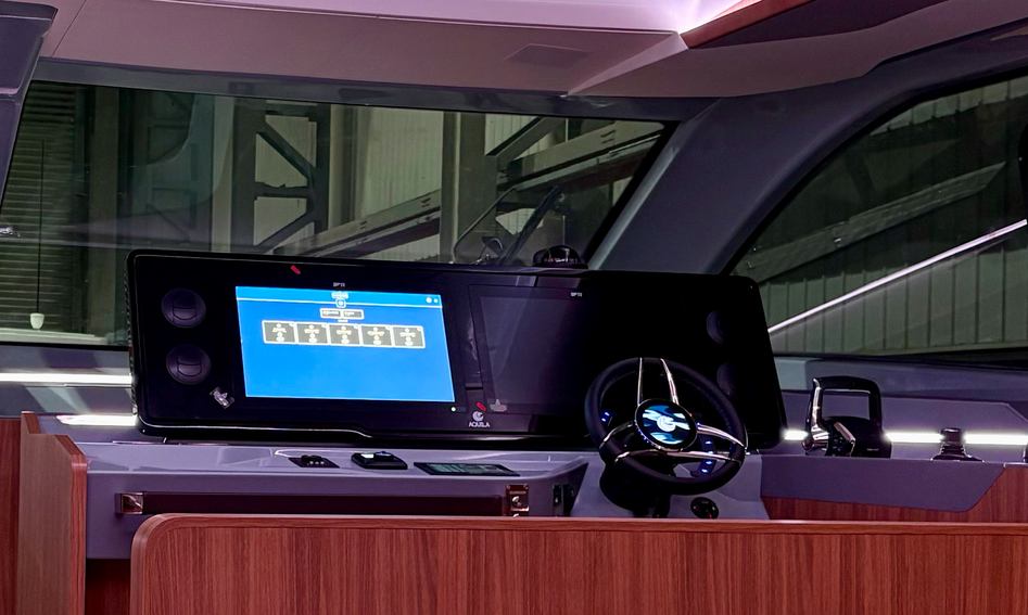 Aquila 46 Coupé, Helm Station
