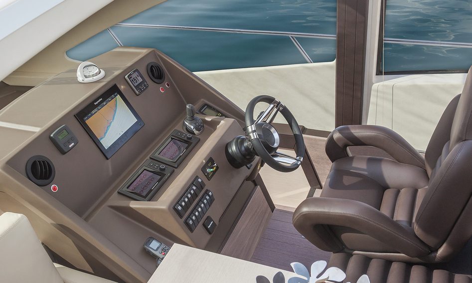 Cranchi 60 HT, Helm Station