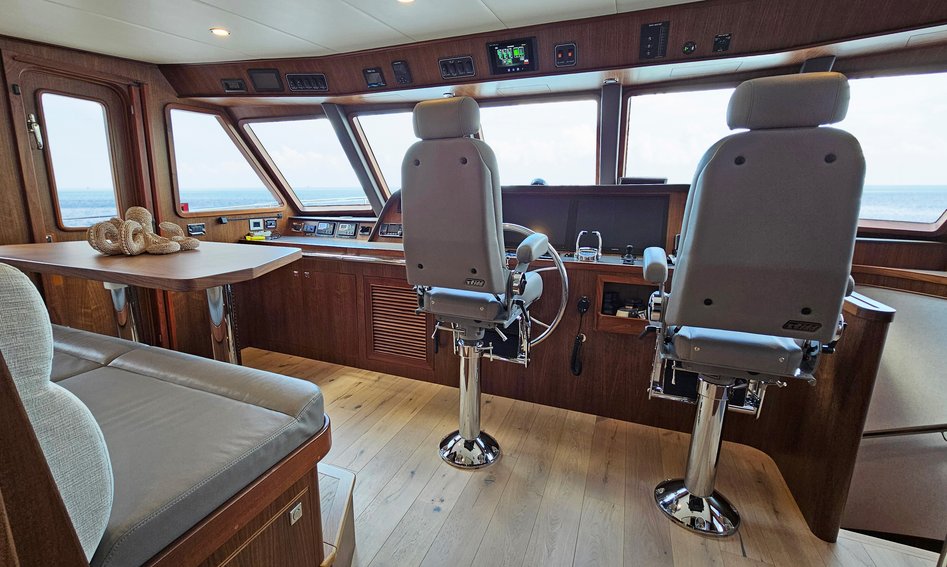 Outer Reef 830 Motoryacht, Helm Station