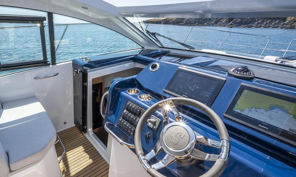 Beneteau Gran Turismo 36, Helm Station