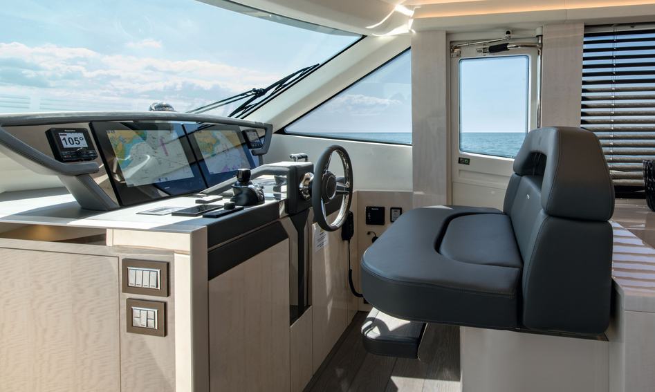 Monte Carlo Yachts MCY 66, Helm Station