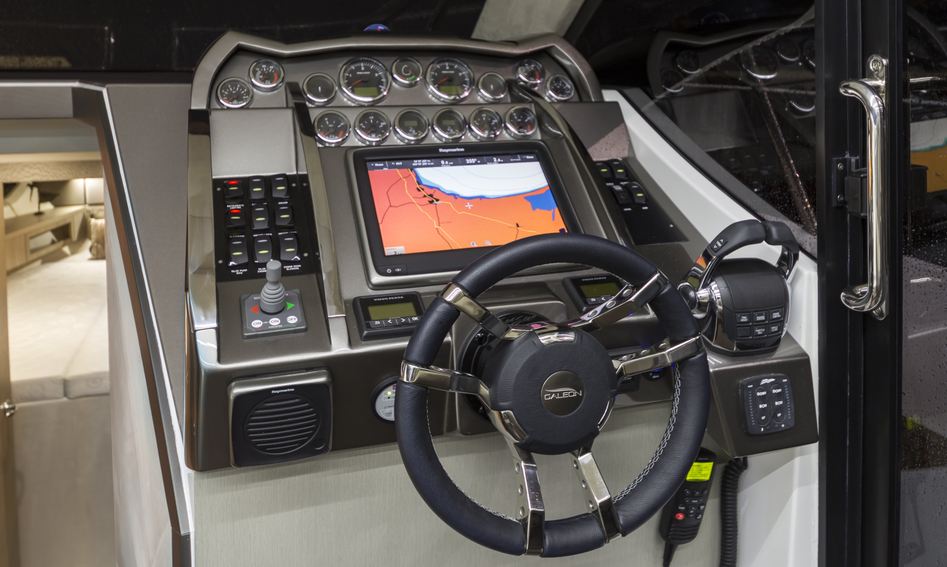 Galeon 360 Fly, Helm Station