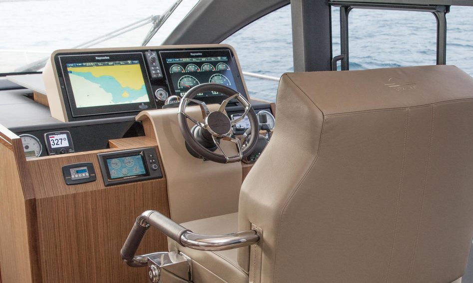 Sealine F530, Helm Station