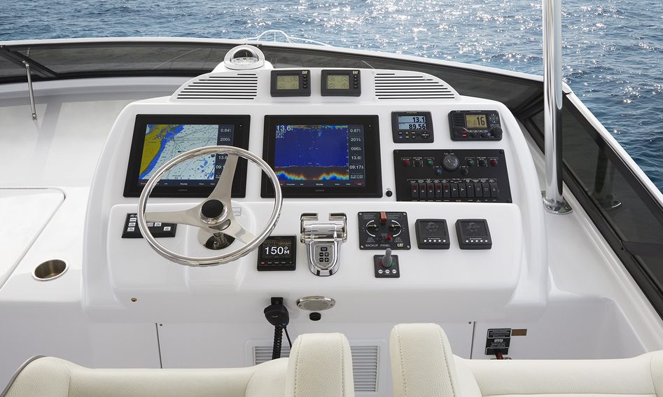 Hatteras M60 Mk3, Helm Station