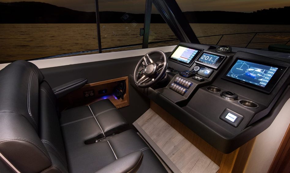 Riviera 395 SUV, Helm Station