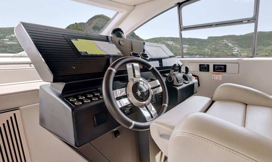 Azimut S7 Mk2, Helm Station