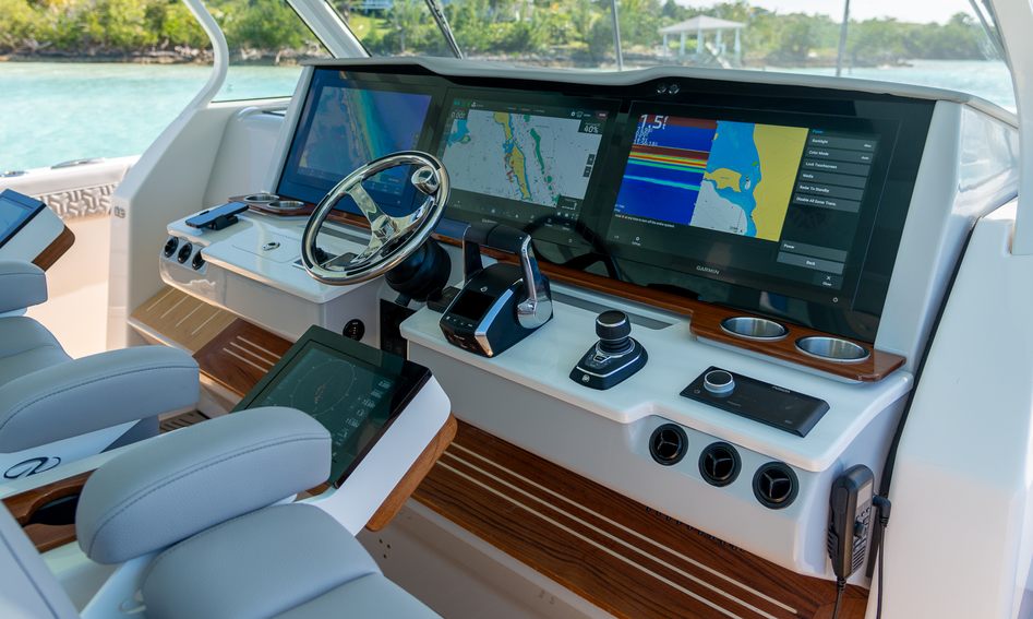 Regal 50 SAV , Helm Station