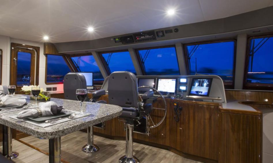 Outer Reef 860 Cockpit Motoryacht, Helm Station