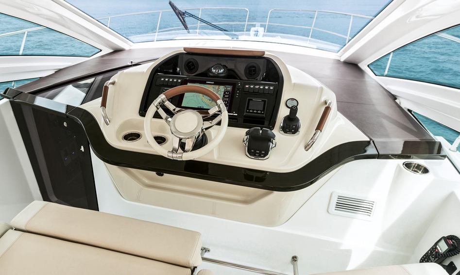 Beneteau Gran Turismo 40, Helm Station