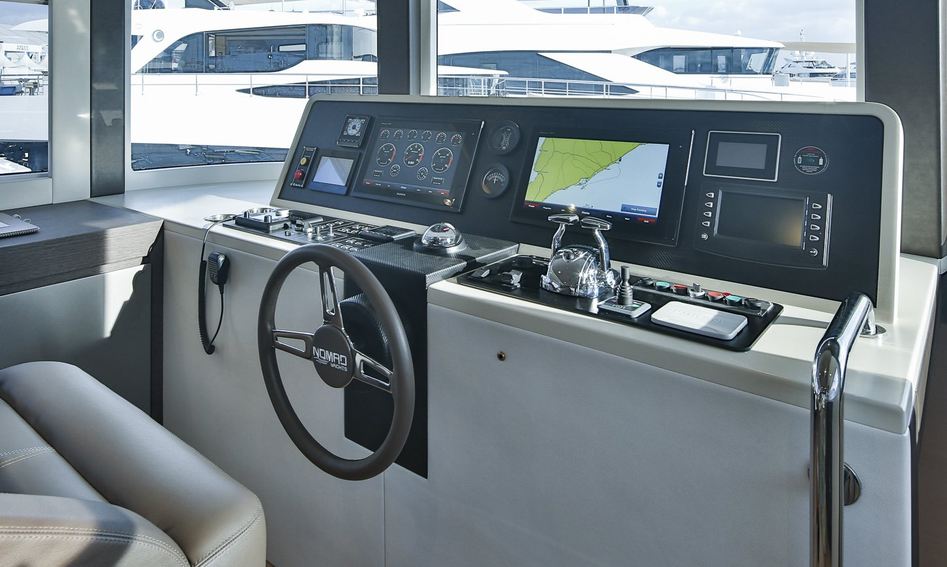 Gulf Craft Nomad 65 SUV, Helm Station