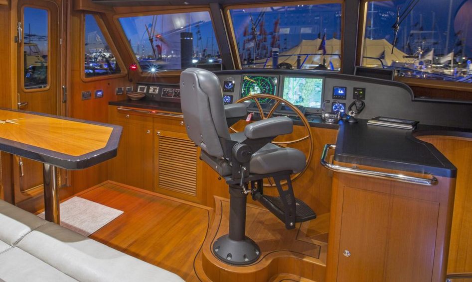 Outer Reef 580 Motoryacht, Helm Station