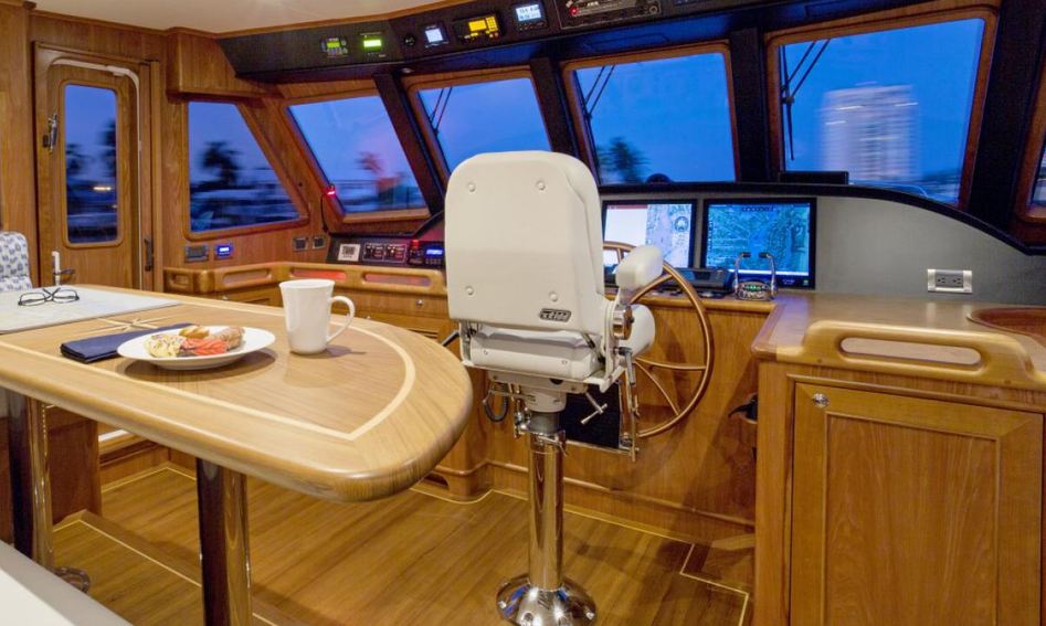 Outer Reef 650 Motoryacht Gen 1, Helm Station