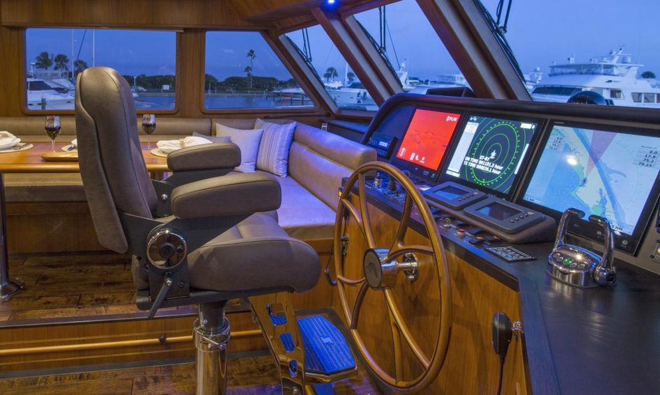 Outer Reef 820 Cockpit Motoryacht, Helm Station