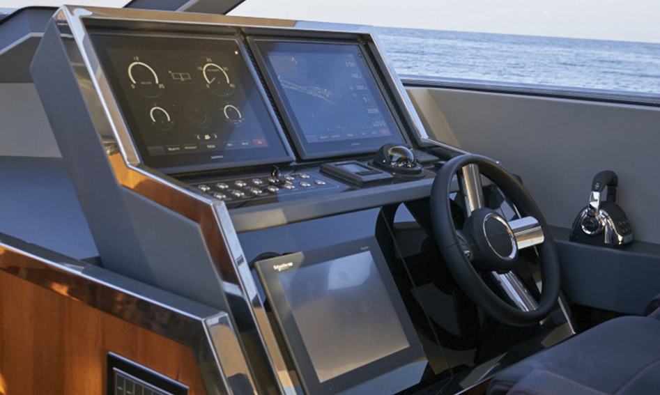 Astondoa 655 Coupe, Helm Station