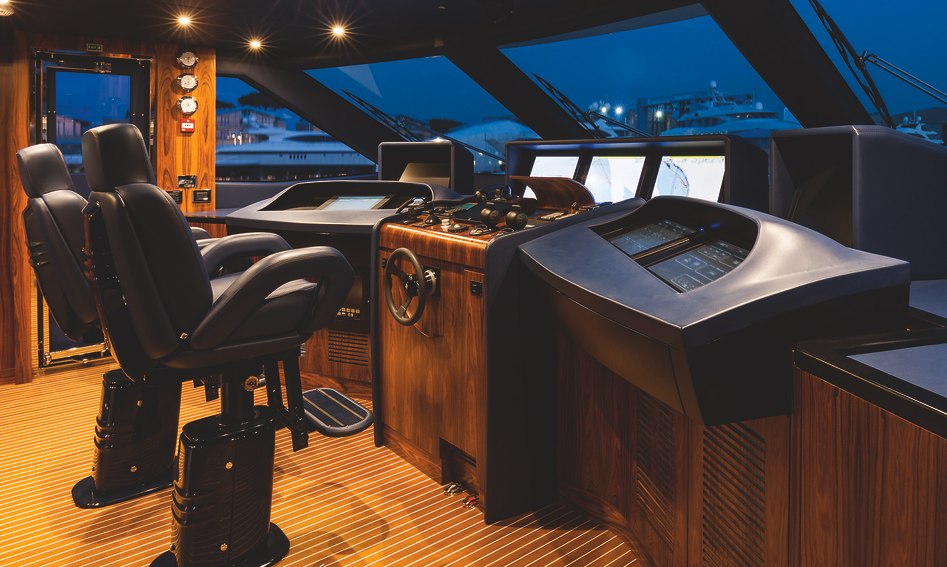 Benetti Fast 125, Helm Station