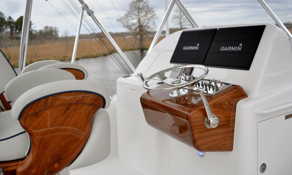 Hatteras GT45X Flybridge, Helm Station