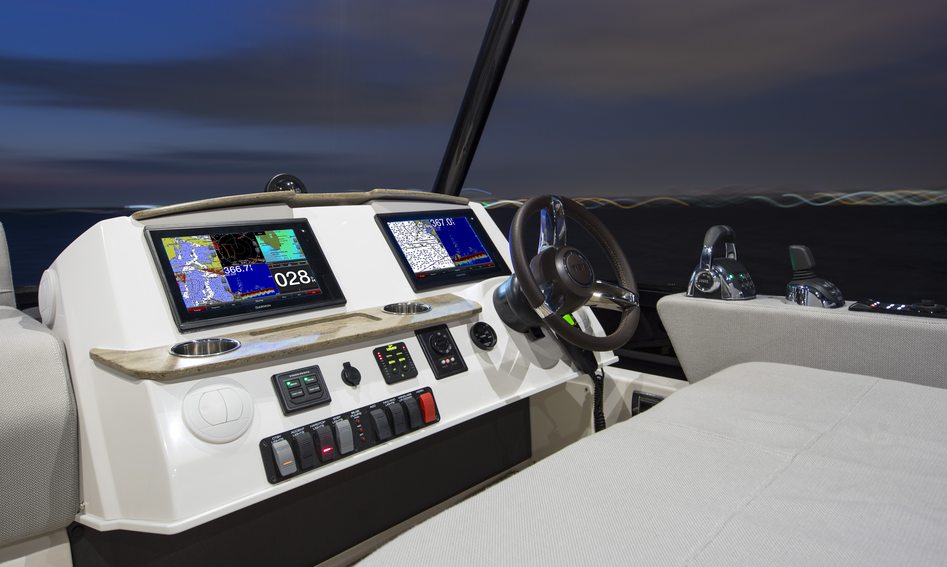 Tiara F44 Flybridge, Helm Station