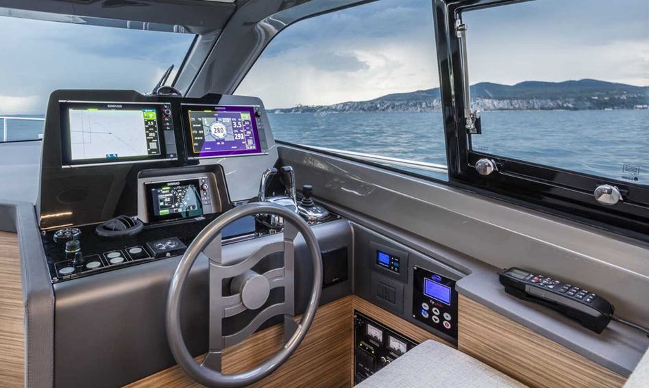 Ferretti 450, Helm Station