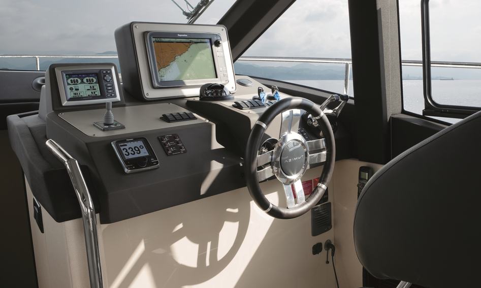 Azimut Magellano 43, Helm Station