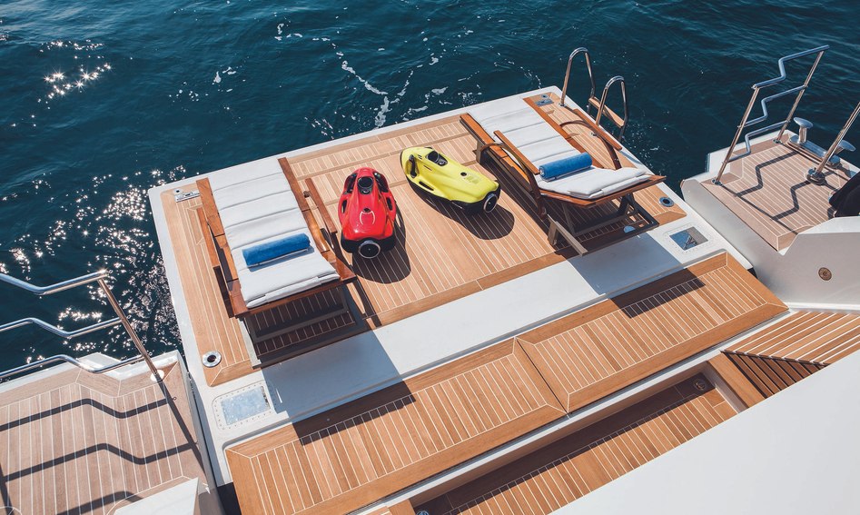 Benetti Fast 125, Beach Club