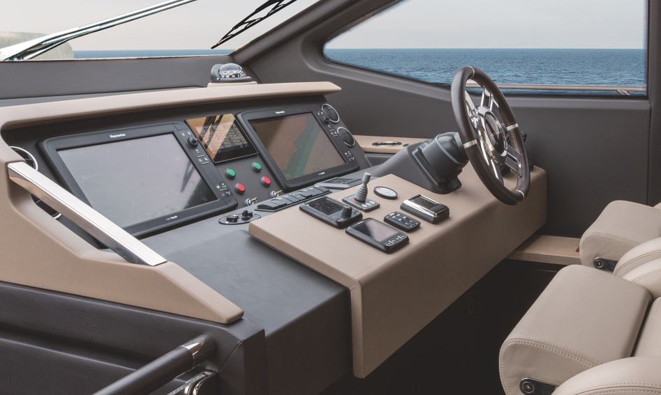 Azimut 66 Mk1, Helm Station