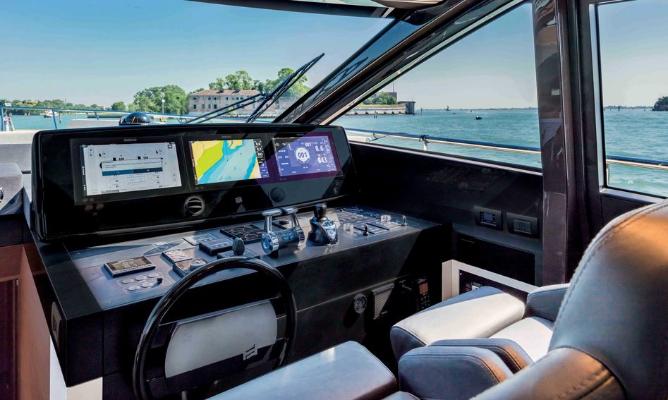 Ferretti 670, Helm Station