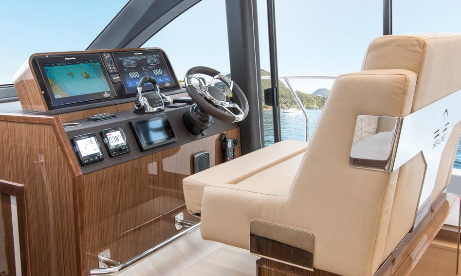 Sealine C430, Helm Station