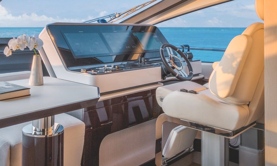 Azimut Grande 25 Metri, Helm Station