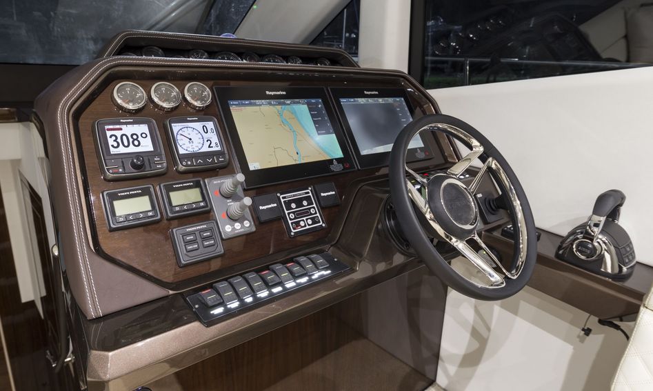 Galeon 500 Fly, Helm Station