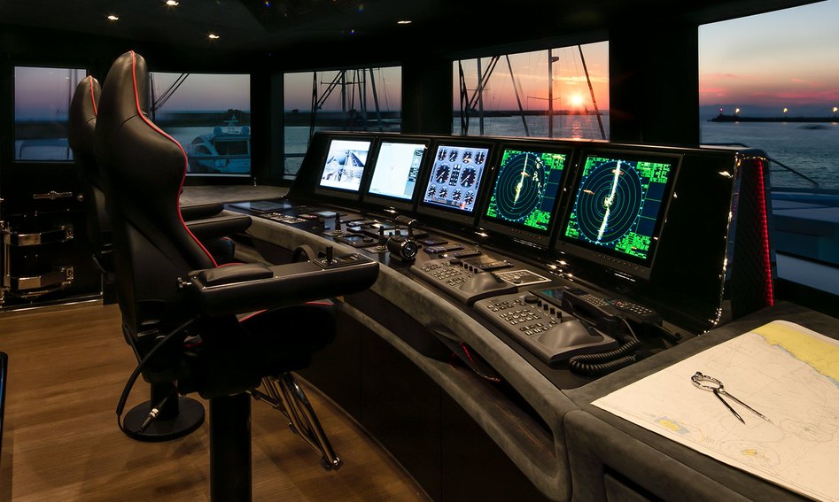 Mangusta Oceano 43, Helm Station