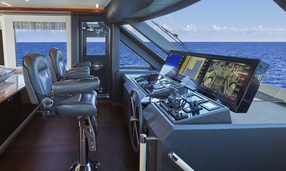 Ocean Alexander 28R Enclosed, Helm Station