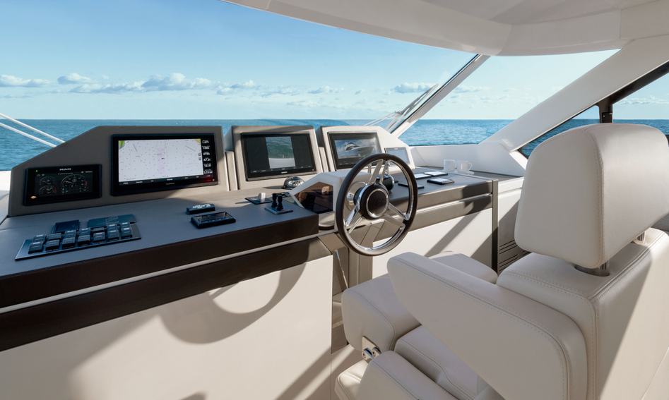 Monte Carlo Yachts MCY 70 Skylounge, Helm Station