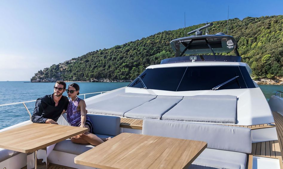 Ferretti 920, Deck Area