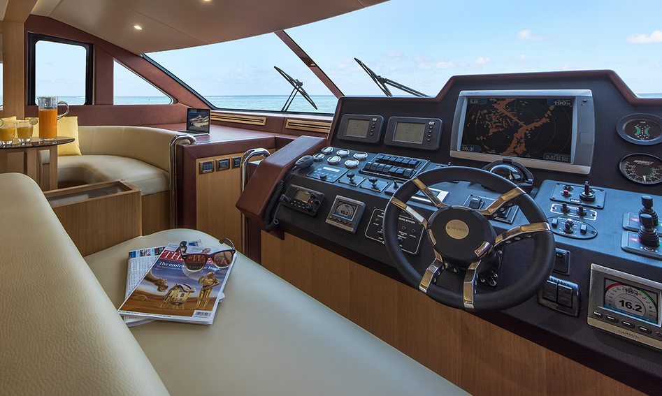 Gulf Craft Majesty 70, Helm Station