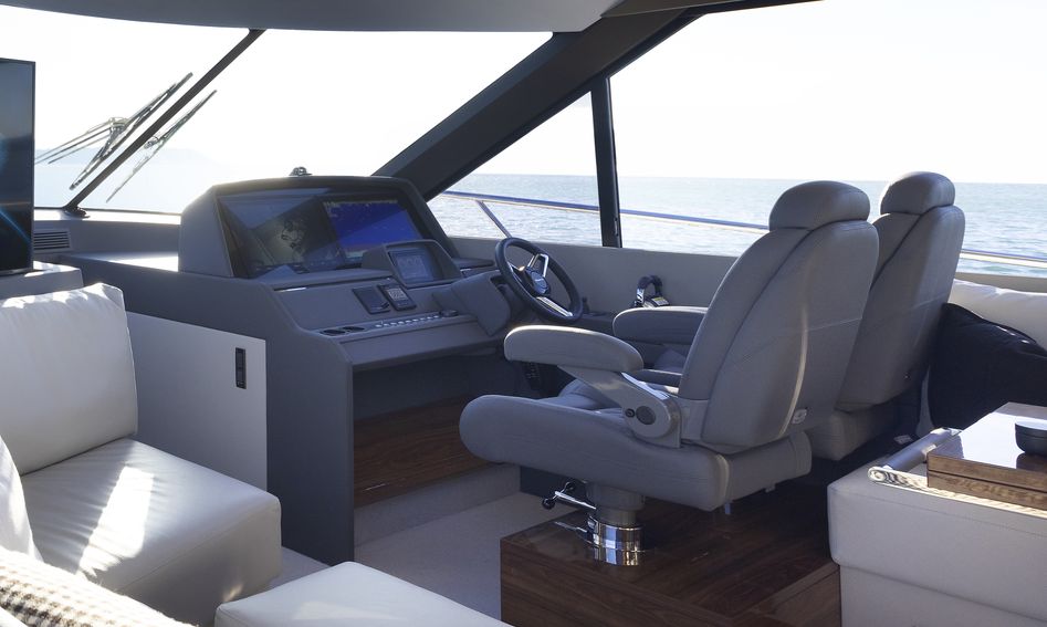 Maritimo S55, Helm Station