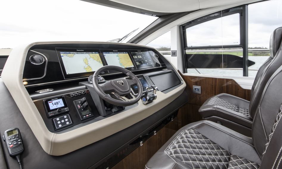 Fairline Targa 65 GT, Helm Station