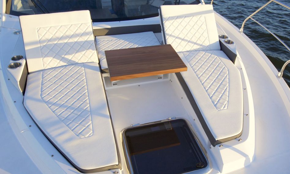 Cruisers 42 Cantius, Deck Area