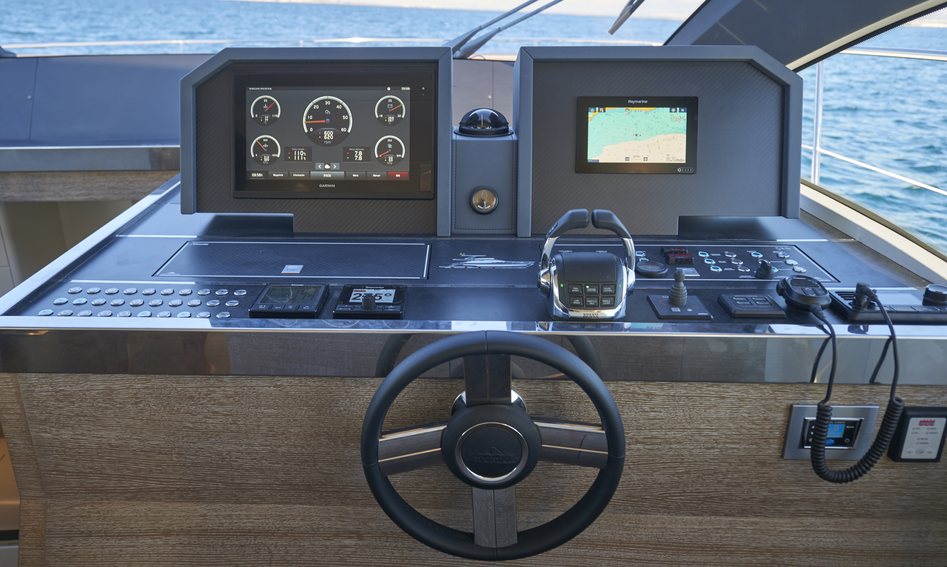 Astonda 52 Flybridge Gen 2, Helm Station